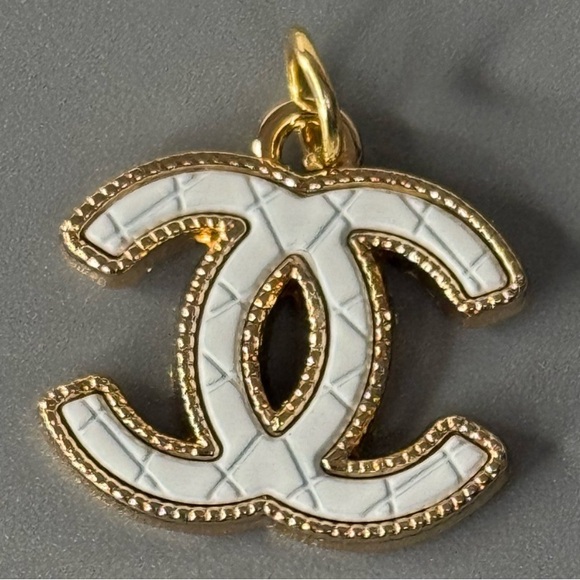 💯 Authentic CHANEL Gold and White Interlocking C charm - Picture 2 of 7